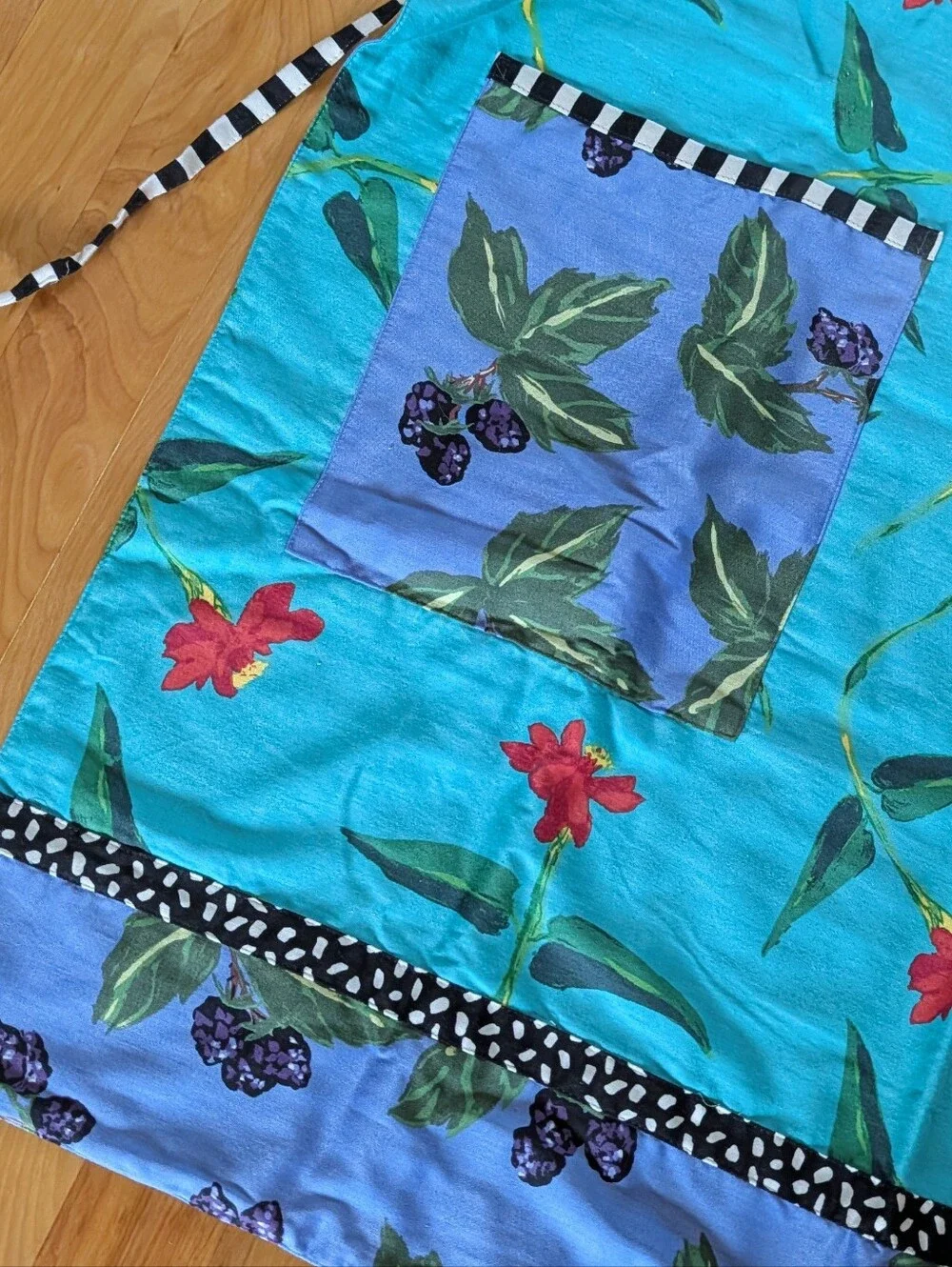 rare DROLL DESIGNS reversible cotton sateen apron
